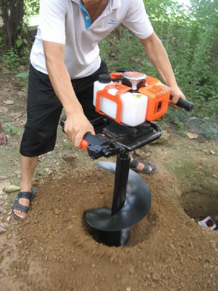 單人操作挖坑機(jī)使用現(xiàn)場(chǎng)