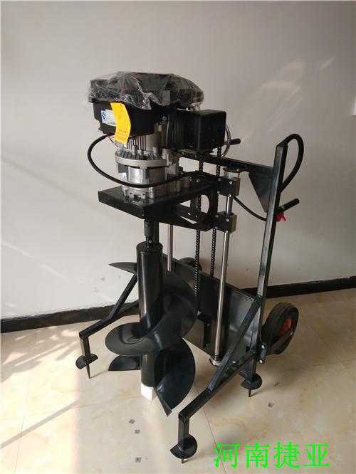 植樹挖坑機(jī)打破打洞格局