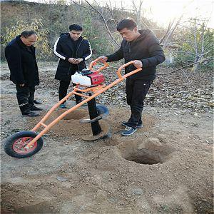 小型挖坑機(jī)一分鐘種植兩棵樹